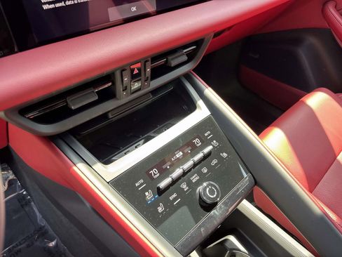 Certified 2025 Porsche Macan 4S Electric image 32