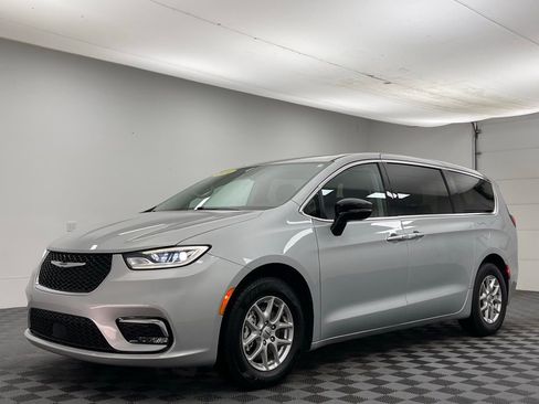 Used 2024 Chrysler Pacifica Touring-L FWD image 2