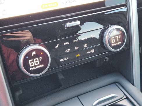 Certified 2025 Land Rover Discovery S image 21