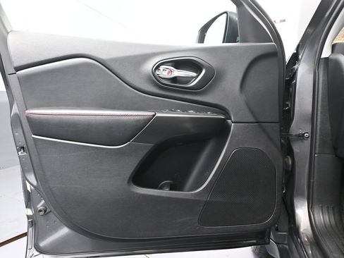 Used 2022 Jeep Cherokee Trailhawk AWD/4WD image 18