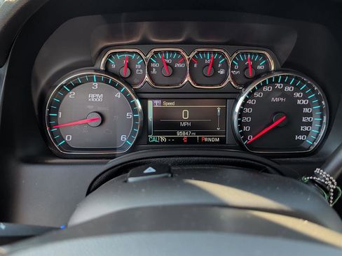 Used 2016 Chevrolet Suburban LT RWD image 2