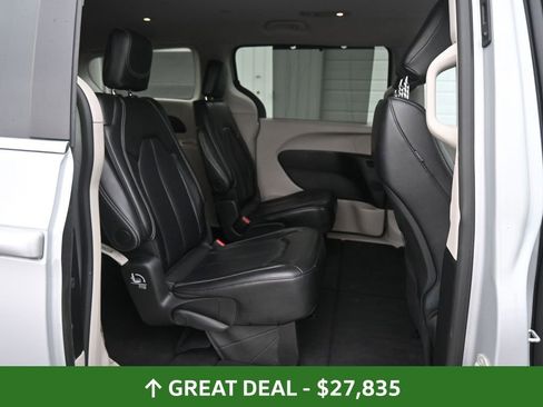 Used 2024 Chrysler Pacifica Touring-L image 25