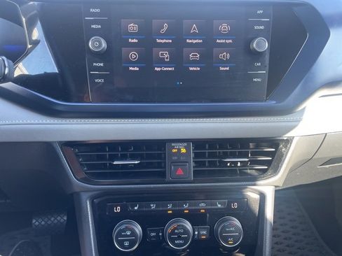 Used 2024 Volkswagen Taos SE image 23
