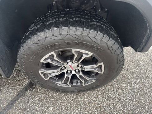 Used 2024 GMC Canyon AT4 w/ AT4 Premium Package image 9