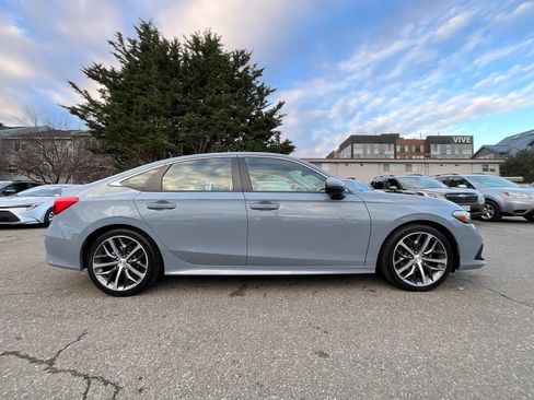 Used 2022 Honda Civic Touring image 9