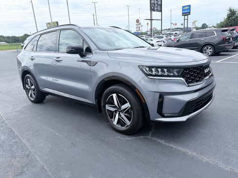 Used 2022 Kia Sorento S FWD image 2