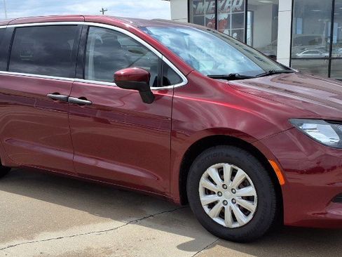 Used 2020 Chrysler Voyager L FWD image 2