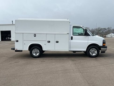 Used 2025 GMC Savana 3500 w/ Power Convenience Package RWD image 3
