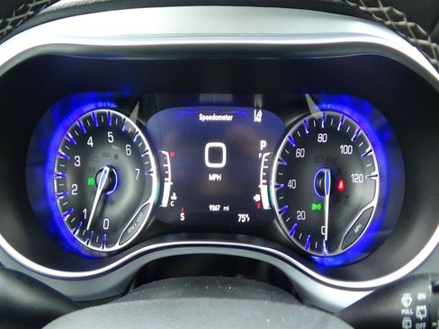 Used 2026 Chrysler Pacifica Limited FWD image 28