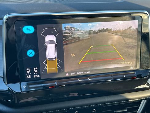 Used 2025 Volkswagen Atlas Cross Sport SE image 17