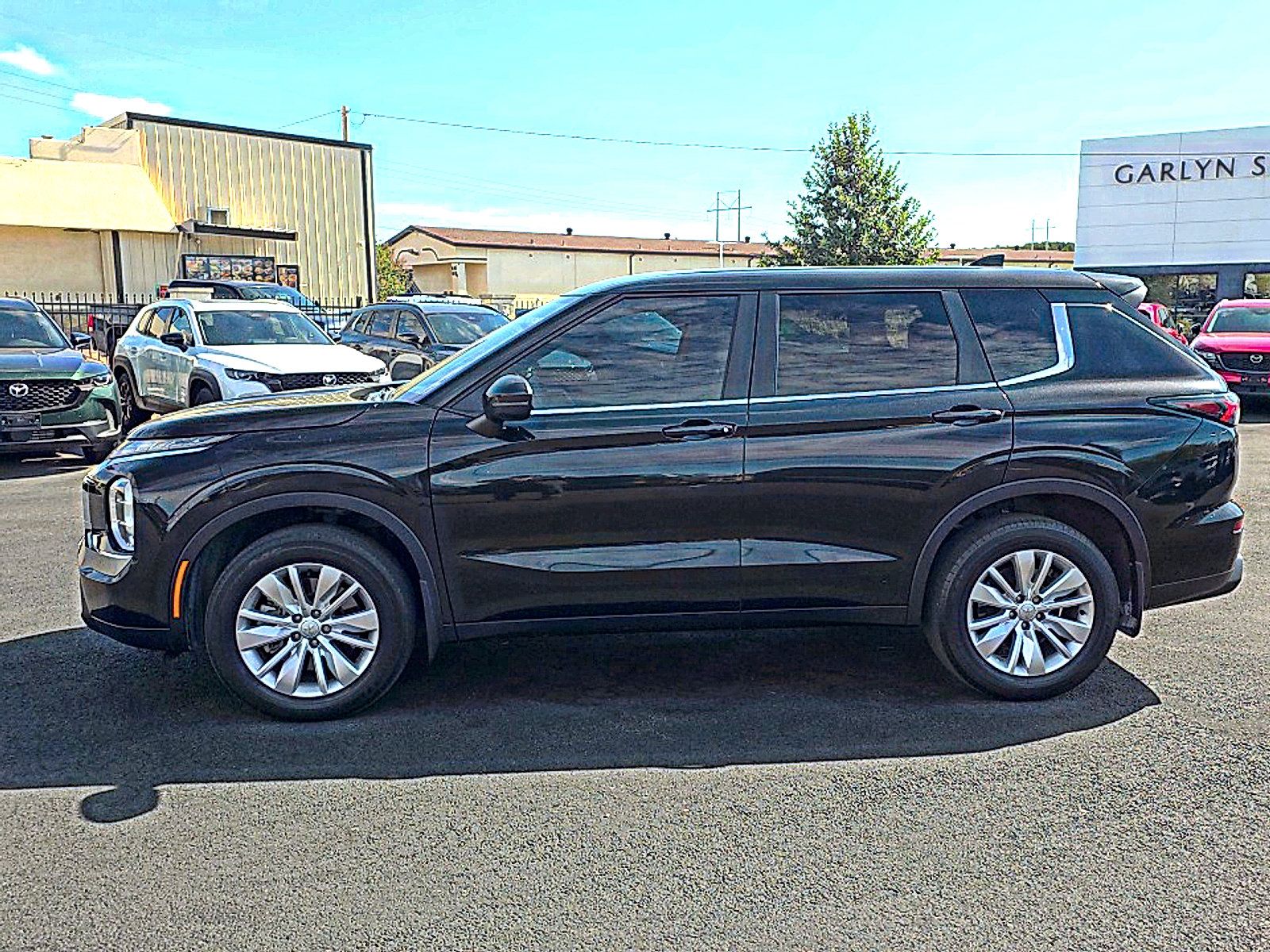 Used 2025 Mitsubishi Outlander ES FWD image 4