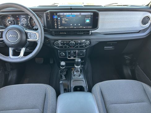 Used 2025 Jeep Wrangler Unlimited Sahara AWD/4WD image 15