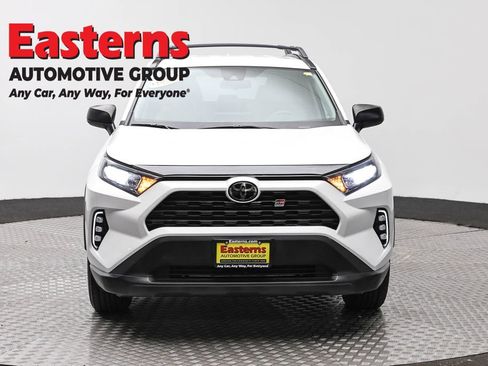 Used 2021 Toyota RAV4 LE image 2