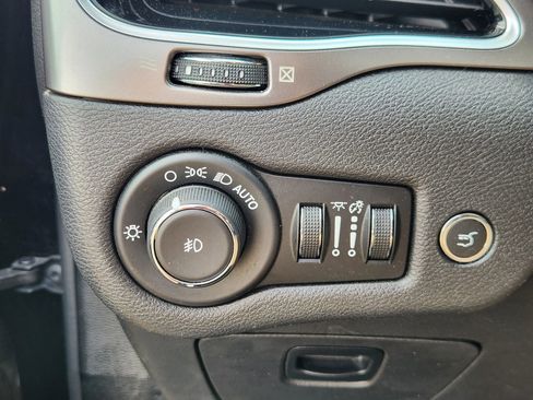 Used 2019 Jeep Cherokee Limited image 27