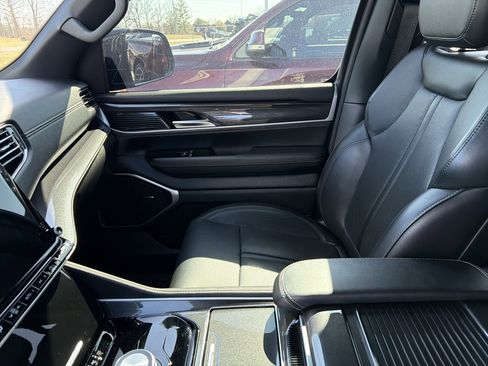 Used 2024 Jeep Wagoneer 4WD w/ Premium Group I image 30