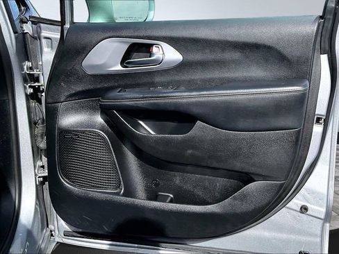 Used 2020 Chrysler Pacifica Limited w/ Advanced Safetytec Group FWD image 24