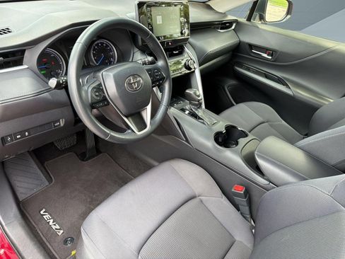 Used 2022 Toyota Venza LE AWD/4WD image 4