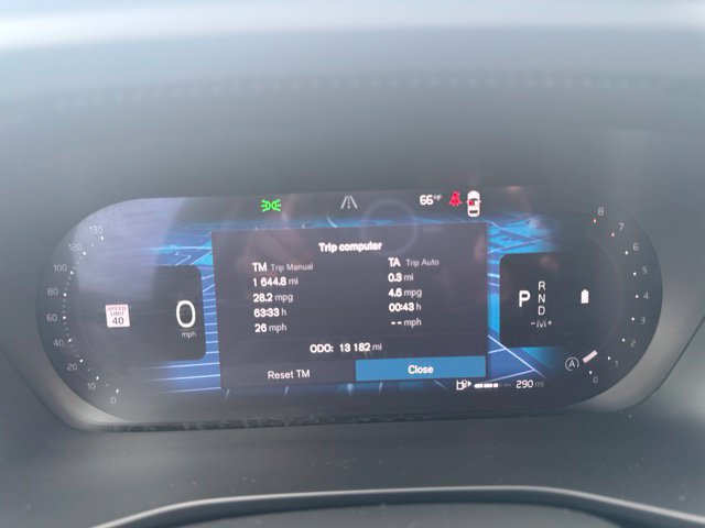 Certified 2025 Volvo XC40 B5 Plus AWD/4WD image 21