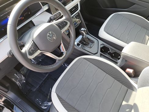 Used 2025 Volkswagen Taos SE w/ Panoramic Sunroof Package image 15