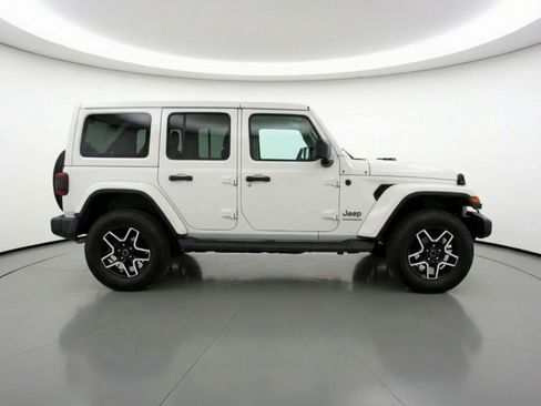 Used 2025 Jeep Wrangler Sahara image 11