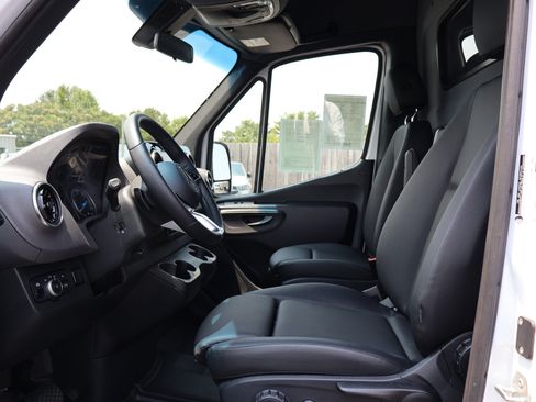 Used 2024 Mercedes-Benz eSprinter 170 Cargo image 9