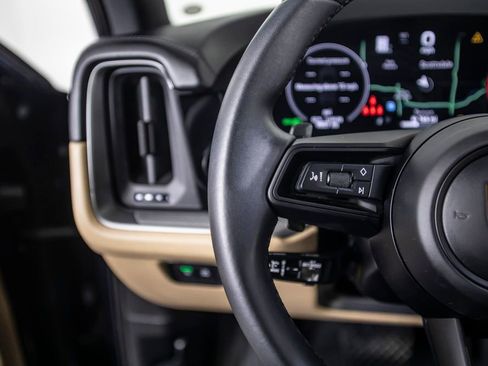 Used 2025 Porsche Cayenne image 39