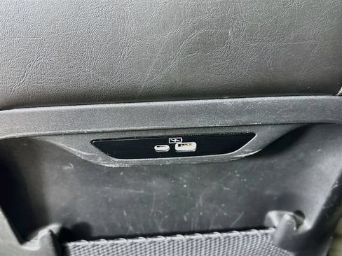Used 2023 Chrysler Pacifica Limited FWD image 30