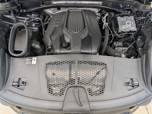 Used 2025 Porsche Macan image 28