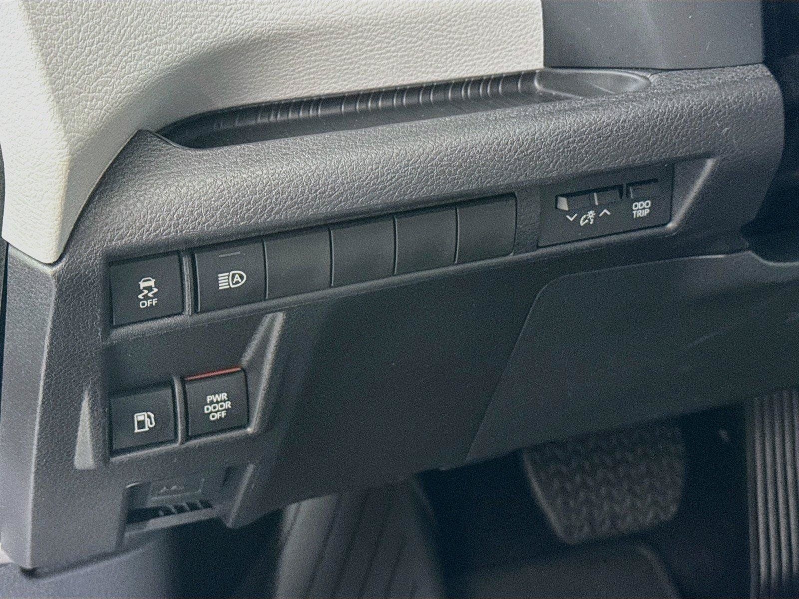 Certified 2026 Toyota Sienna XLE FWD image 16
