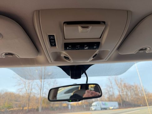 Used 2011 Chrysler Town & Country Limited image 16