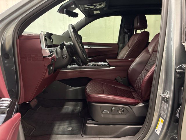 Used 2026 Cadillac Escalade Luxury AWD/4WD image 11