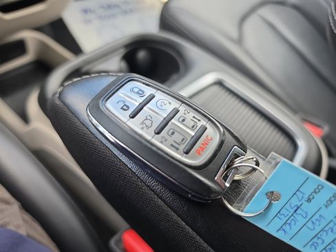 Used 2024 Chrysler Pacifica Touring-L FWD image 34