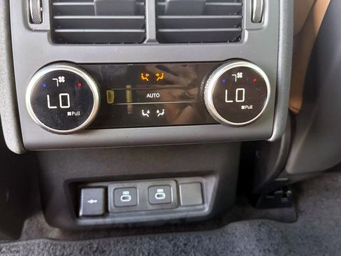 Used 2025 Land Rover Discovery Dynamic SE AWD/4WD image 14