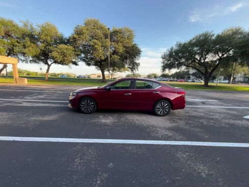 Used 2025 Nissan Altima 2.5 SV FWD image 16