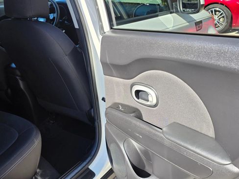 Used 2018 Kia Soul FWD image 17