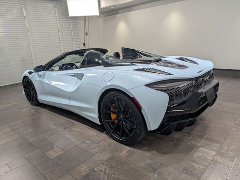 Used 2025 McLaren Artura Spider image 4