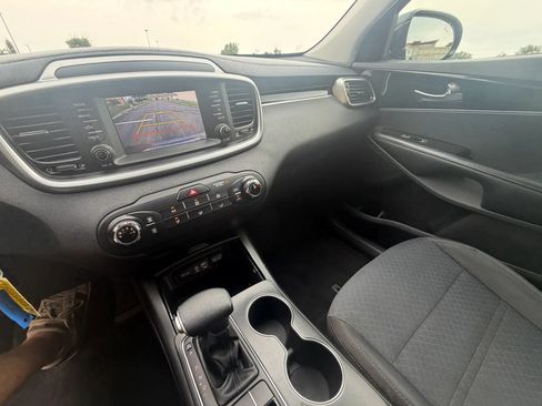 Used 2020 Kia Sorento LX FWD image 17