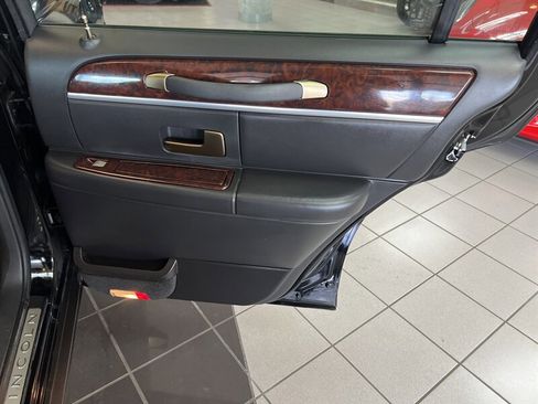 Used 2009 Lincoln Town Car Signature Limited image 19