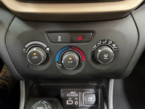 Used 2018 Jeep Cherokee Latitude w/ Altitude Package AWD/4WD image 27