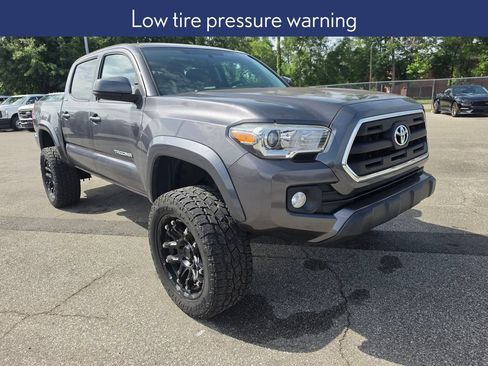 Used 2017 Toyota Tacoma SR5 w/ Tow Package RWD image 6