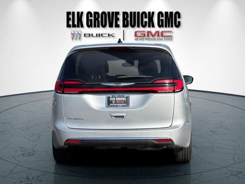 Used 2024 Chrysler Pacifica Touring-L image 5