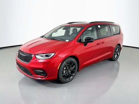 New 2026 Chrysler Pacifica Limited w/ Uconnect Theater Family Group image 3