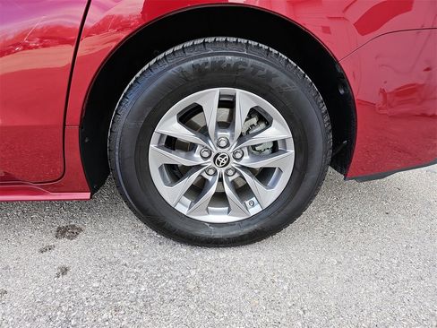 Used 2021 Toyota Sienna XLE image 36