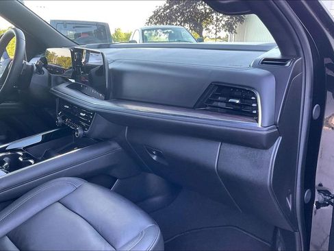 Used 2025 Chevrolet Suburban Z71 AWD/4WD image 15