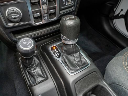 Used 2024 Jeep Wrangler Unlimited Sahara w/ Technology Group AWD/4WD image 23