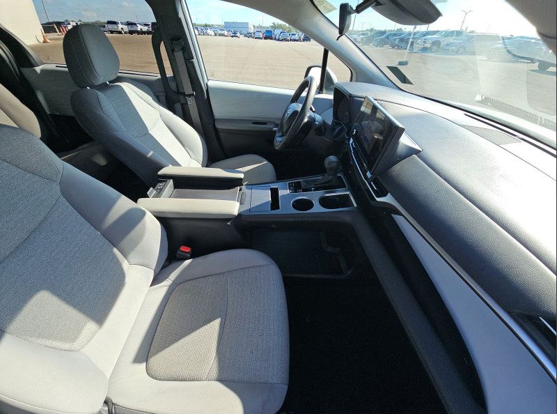 Used 2025 Toyota Sienna LE FWD image 12