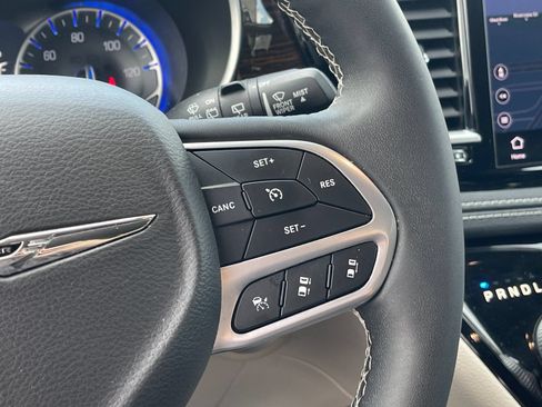 Used 2022 Chrysler Pacifica Limited AWD/4WD image 30
