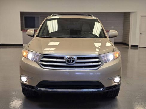 Used 2012 Toyota Highlander SE w/ Tow Pkg FWD image 3