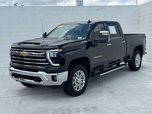 Used 2025 Chevrolet Silverado 2500 LTZ w/ LTZ Premium Package AWD/4WD image 5
