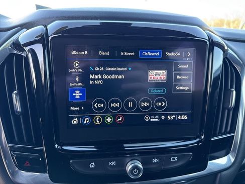 Used 2023 Chevrolet Traverse LT w/ Rear Camera Mirror Package image 16